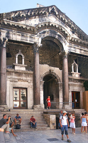Tuż przy katedrze znajduje się westybul - wejście do apartamentów cesraskich Dioklecjana