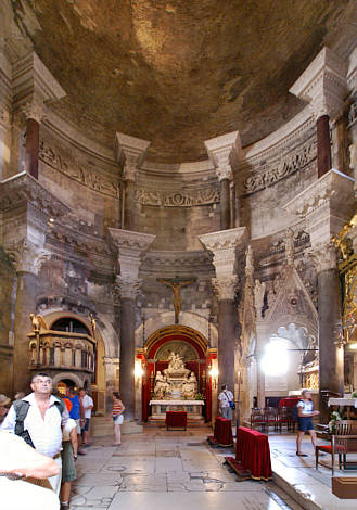 Wnętrze katedry św. Dujama
