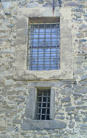 Zbliżenie na okna w kościele