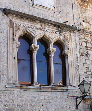 Gotyckie okna triforalne w budynkach sąsiadujących z pałacem Ćipiko