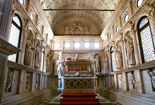 W  środku katedry