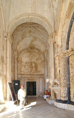 Z boku głównego wejścia znajduje się baptysterium z XV wieku