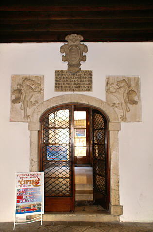 Portal w pałacu - dziś jest tu biuro informacji turystycznej