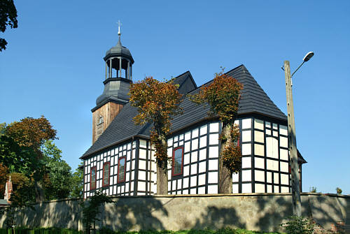 Gułtowski kościół posiada drewnianą wieżę z 1834 r. 