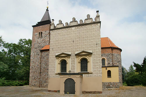 Do romańskiego korpusu w XVI i XIX wieku dobudowano dwa boczne skrzydła z kaplicami. Tu widać starszą mieszczącą kaplicę grobową  Kościeleckich