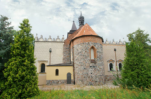 Widok z tyłu na część romańską i dwie dobudówane kaplice