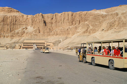 Teby-Świątynia Hatszepsut - Pojazd dowożący turystów