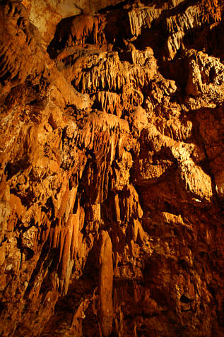 Wnętrze jaskini pełne stalaktytów i stalagmitów