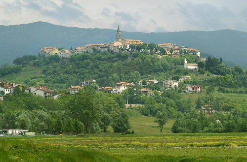 Średniowieczne miasto obronne na wzgórzu