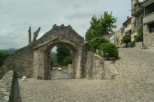 Wielka Brama z 1547 r. prowadząca do starego miasta