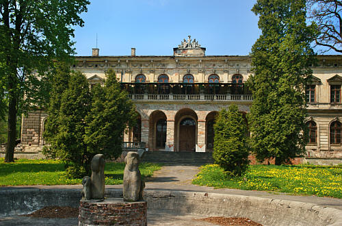 XVII-wieczny pałac obronny  m.in. Padniwskich, Zbaraskich, Warszyckich z zachowanymi fortyfikacjami. Widok od frontu