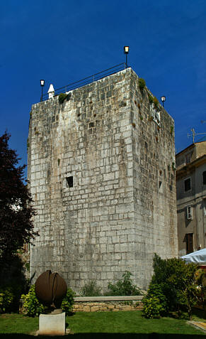 Baszta pochodzi z dawnych fortyfikacji miejskich
