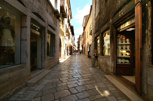 Centralna ulica Dekumanova, pochodząca jeszcze z czasów rzymskich