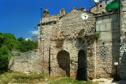 Drugi koniec bazyliki zachował się na ścianie kamienicy mieszkalnej