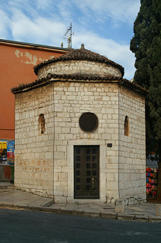 Poza starym miastem znajduje się najstarszy zabytek miasta - baptysterium z XIII wieku. Jest ono wyjątkowe, bo siedmioboczne