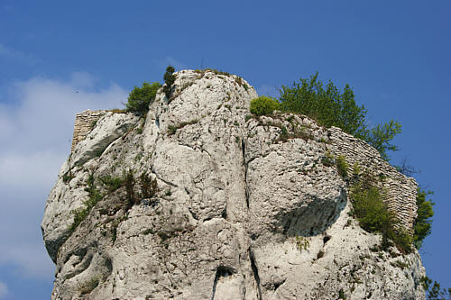 Zbliżenie na mury z obu stron skały