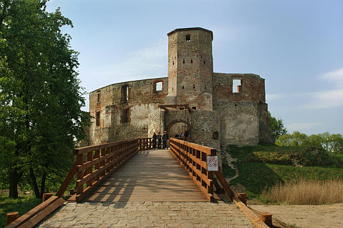 Zamek biskupów krakowskich z XIV wieku. Widok na front z mostem zwodzonym