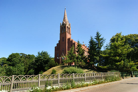Neogotycki kościół na wzgórzu
