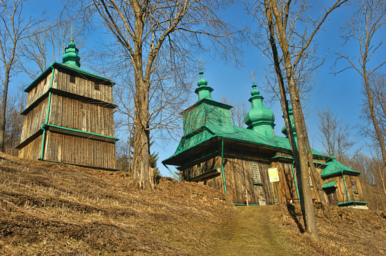 Cerkiew jak i dzwonnicę  wzniesiono w latach 1888-1889