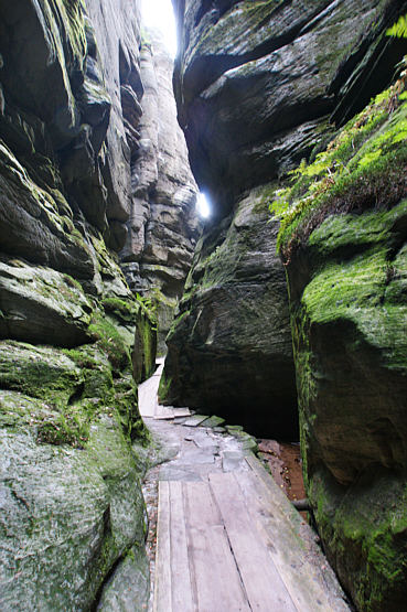 Niesamowite przejścia skalnymi korytarzami