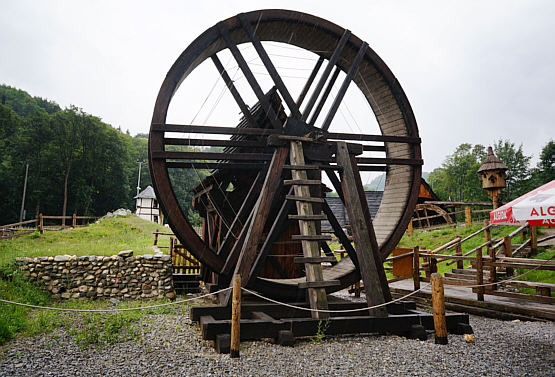 Park Techniki w Złotym Stoku prezentuje różne maszyny ułatwiajace prace w średniowieczu
