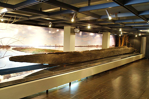 W podziemiach można zobaczyć najdłuższa  w Europie pradawną łódź wykonaną z jednego pnia drzewa znalezioną w Wiśle