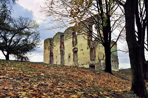 Bodzentyn - Ruiny zamku w jesiennej szacie
