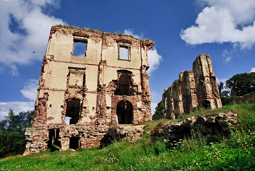 Zdjęcie przedstawia ruiny zamku
