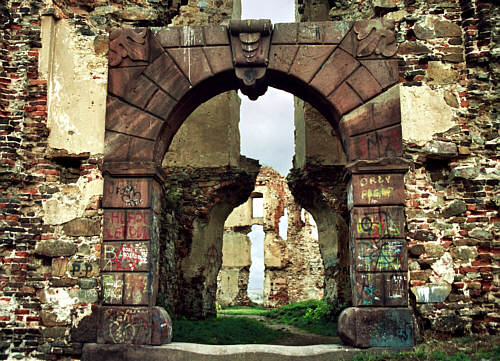 Wejście do zamku - portal  z czerwonego piaskowca