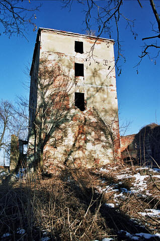 Pierwotna wieża mieszkalno-obronna z XIV wieku