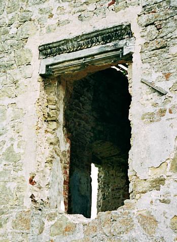 Zbliżenie na pozostałości renesansowej kamieniarki okiennej
