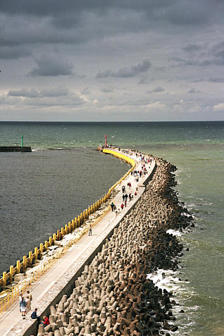 Darłówko - Widok z latarni morskiej na molo