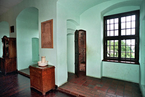 Dawny ganek strazniczy włączony do Sali Zielonej i drzwi do wykusza czyli  latryny nadwieszonej na murze zewnętrznym