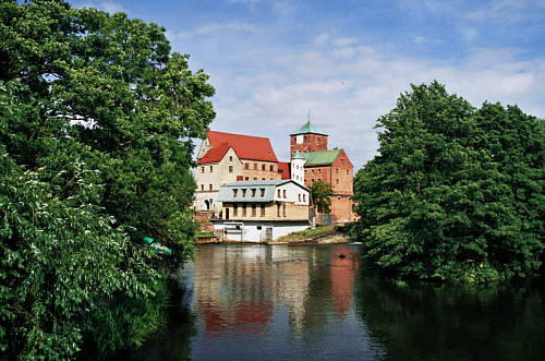 Zamek książąt pomorskich z XIV wieku. Widok z mostu na Wieprzy