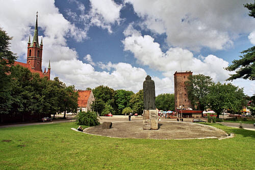Widok  na miasto spod katedry. Na środku pomnik Kopernika