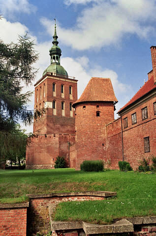 Wieża Radziejowskiego (dziś widokowa), obok baszta obronna a w dole resztki barbakanu 