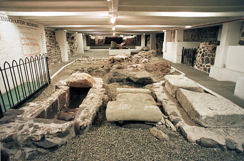 Podziemia katedry z pozostałościami starszych budowli romańskich. Widać tu  grób