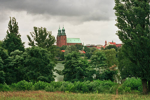 Widok na słynną Katedrę Gnieźnieńska pw. NMP i św.  Wojciecha z poł. XIV w. zza jeziora Jelonek