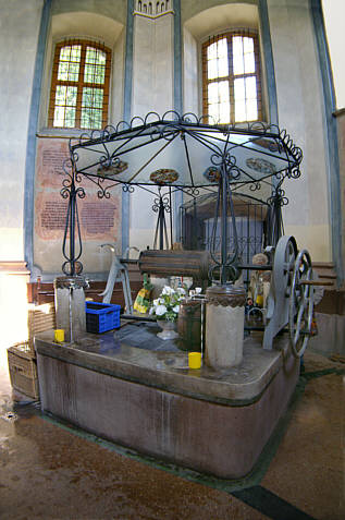 Kapliczka ze studnią z cudowną wodą przy warownym klasztorze Dominikanów