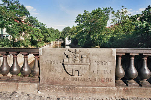 Tablica pamiątkowa na moście kamiennym z 1825 roku