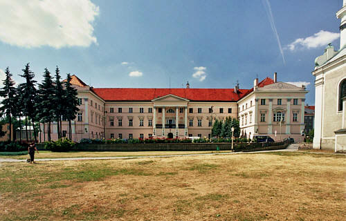 Budynek Urzędu Wojewódzkiego, a kiedyś pałac biskupi z 1824 roku, przebudowany z obiektu XIV-wiecznego