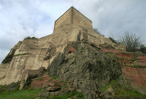 Mury twierdzy stojące na skałach