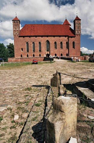 Widok na front zamku spod figury św. Katarzyny na przedzamczu