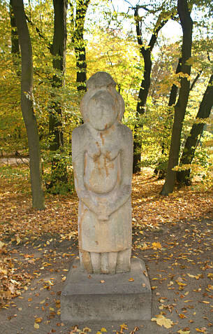 Jedna  z 4 tzw. bab nieborowskich, pogańska kamienna figura kultowa z XII w. 