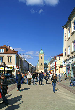 Główna ulica Rzeszowa -  3 maja, dawna Paniaga (Pańska). Na końcu dzwonnica kościoła farnego