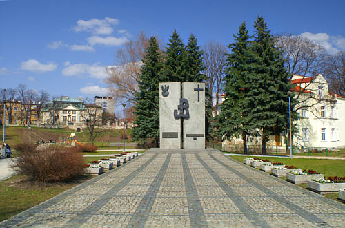 Pomnik ku czci żołnierzy Armii Krajowej w korycie dawnego jeziora zamkowego