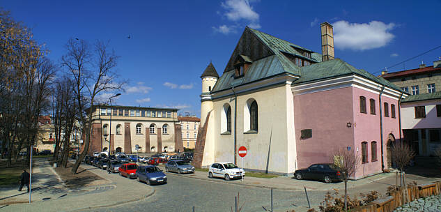 Synagoga Staromiejska z przeł. XVI i XVII w., a dalej Synagoga Nowomiejska młodsza o 100 lat 