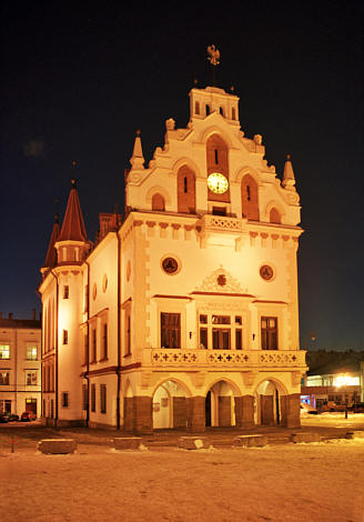 Neogotycki ratusz z XIX wieku powstały z przebudowy znacznie starszego budynku