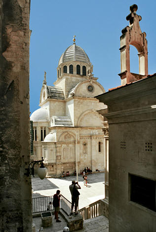 Katedra widziana z zaułka