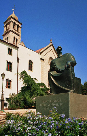 Pomnik króla Kresimira IV przy kościele franciszkanów